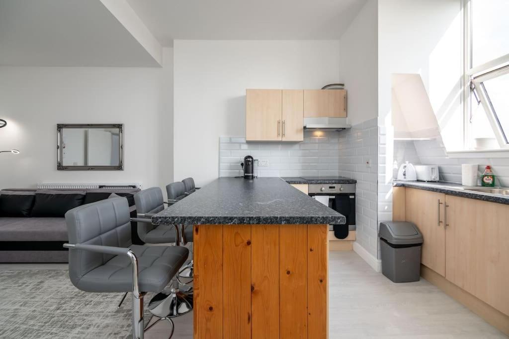 Cozy 2-bedroom Flat In West Londra