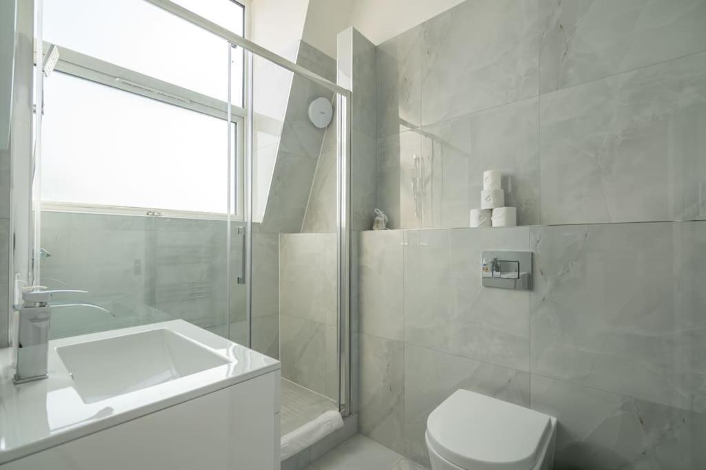 Cozy 2-bedroom Flat In West * Londra