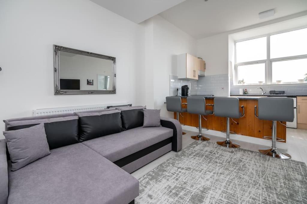 Cozy 2-bedroom Flat In West * Londra