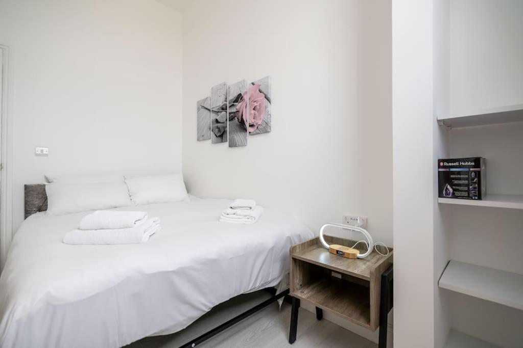 Cozy 2-bedroom Flat In West Appartamento *