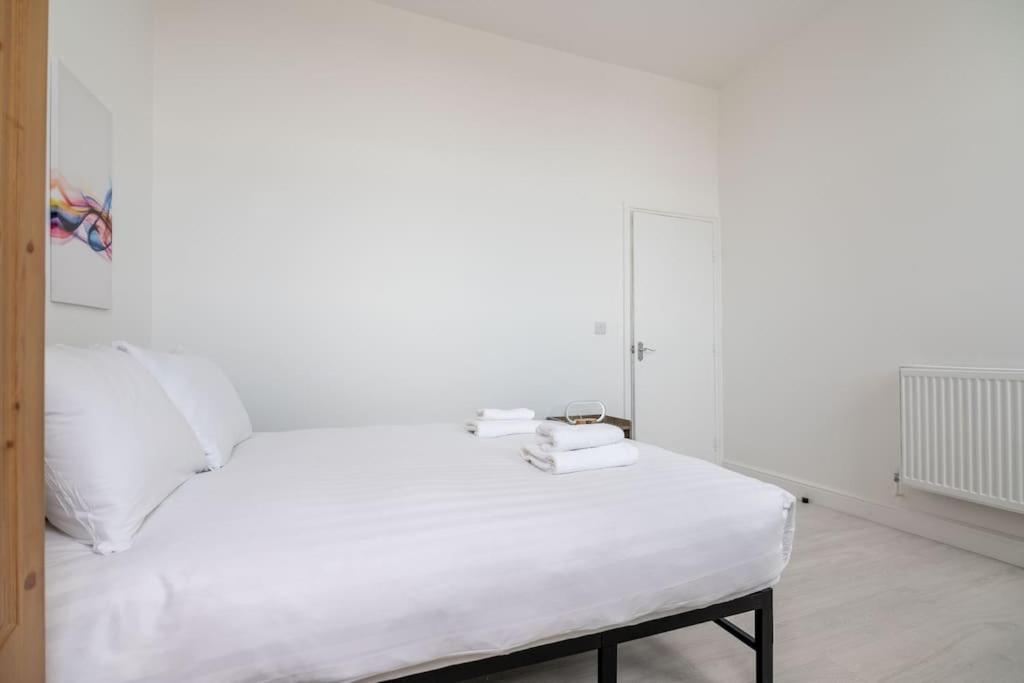Cozy 2-bedroom Flat In West Appartamento Londra
