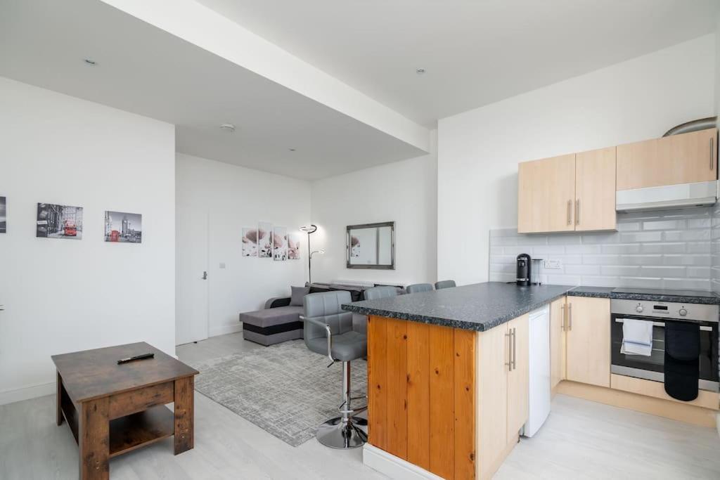 Cozy 2-bedroom Flat In West Londra