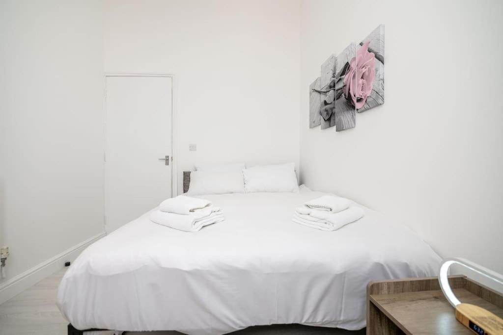 Cozy 2-bedroom Flat In West Appartamento *