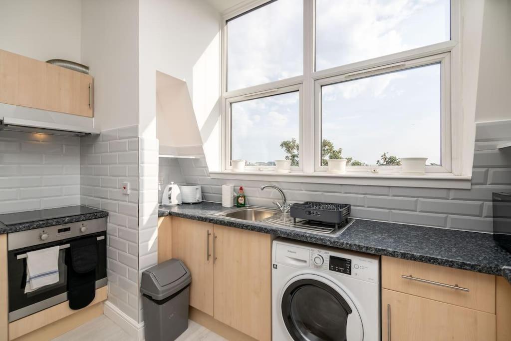Cozy 2-bedroom Flat In West Londra