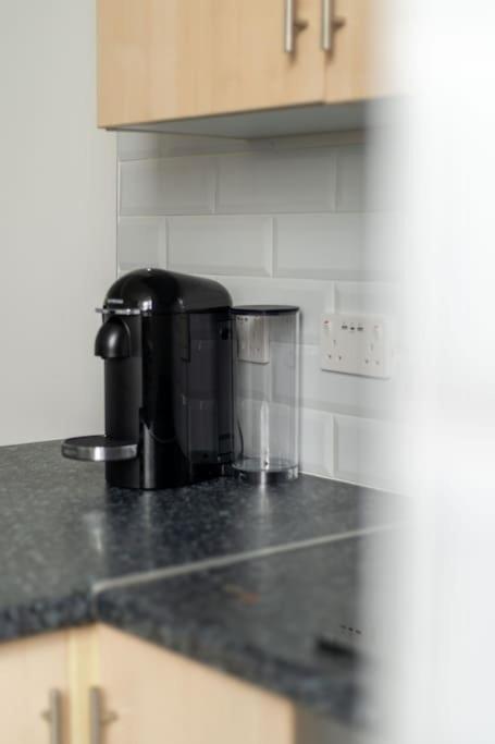 Cozy 2-bedroom Flat In West Appartamento